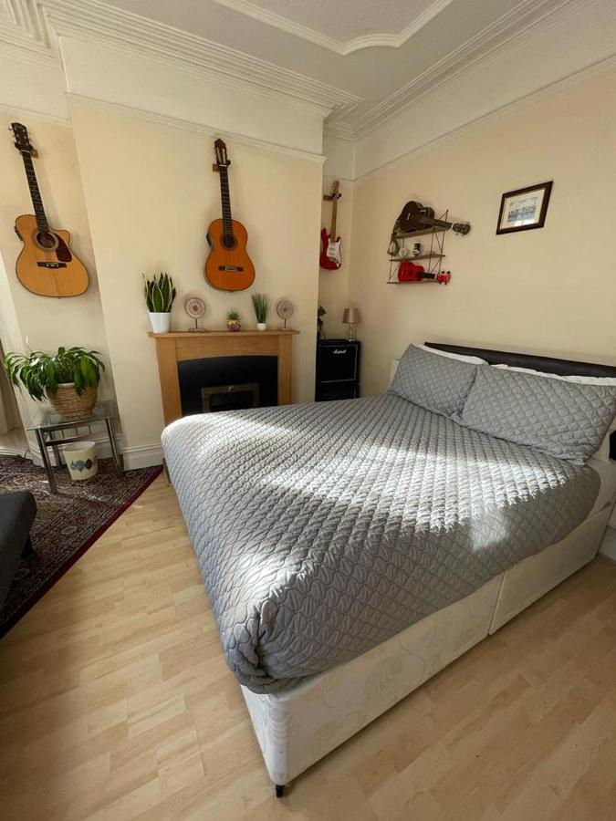 Room In Family Home Near Penny Lane ليفربول المظهر الخارجي الصورة