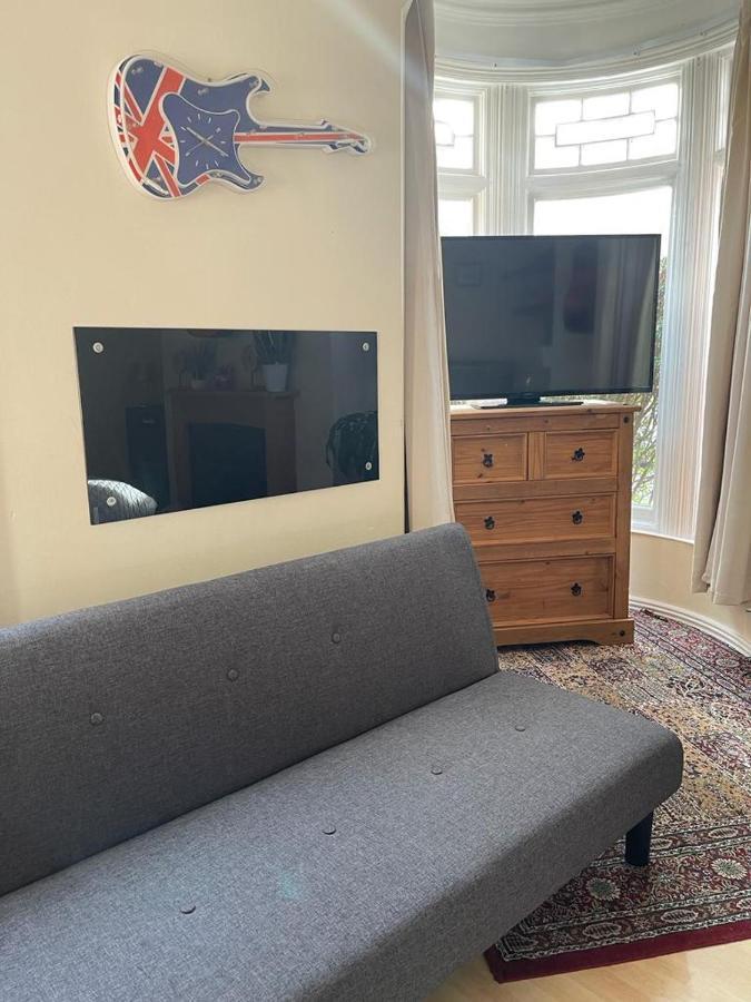 Room In Family Home Near Penny Lane ليفربول المظهر الخارجي الصورة