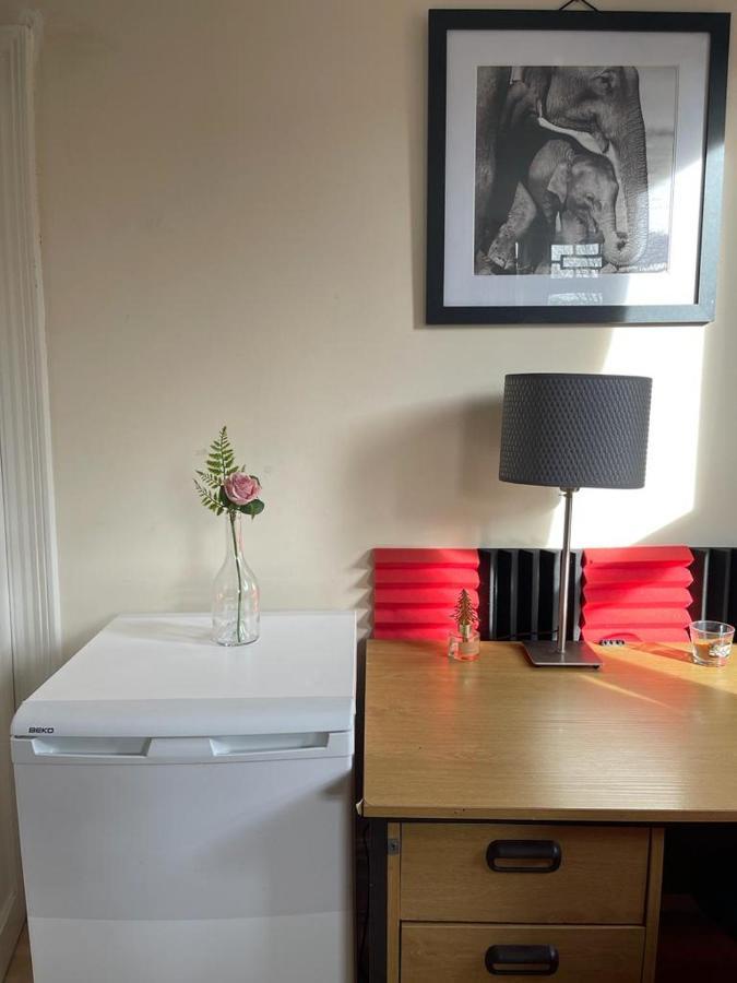 Room In Family Home Near Penny Lane ليفربول المظهر الخارجي الصورة
