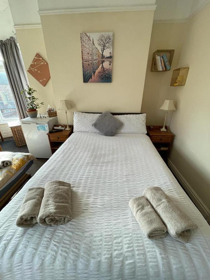 Room In Family Home Near Penny Lane ليفربول المظهر الخارجي الصورة