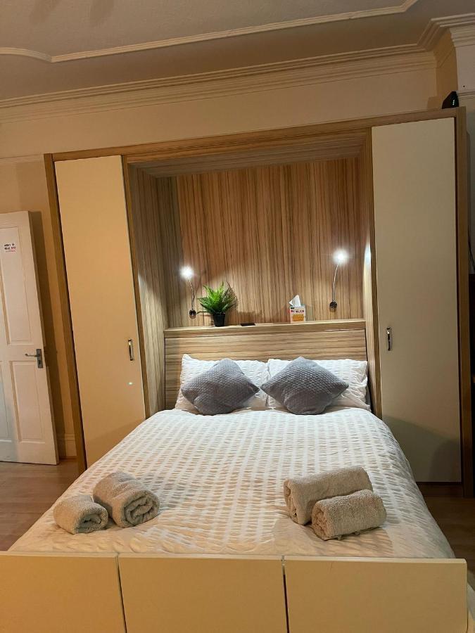 Room In Family Home Near Penny Lane ليفربول المظهر الخارجي الصورة