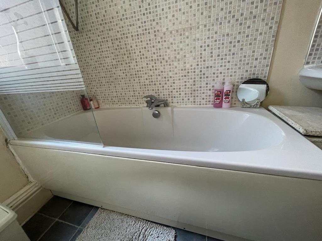 Room In Family Home Near Penny Lane ليفربول المظهر الخارجي الصورة